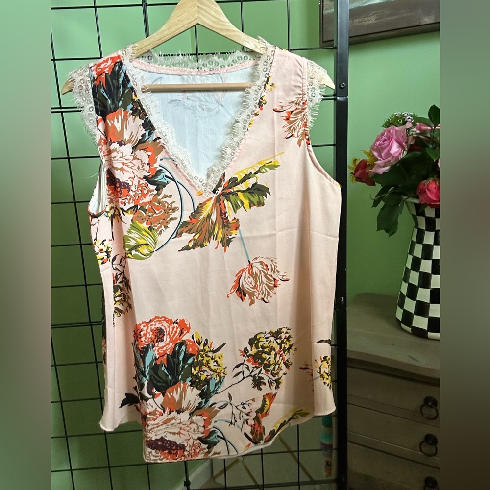WOMENS Top in Medium Peach Floral Color
